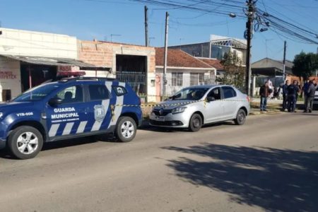 Imagem colorida: viatura da polícia isola área com carro - Metrópoles