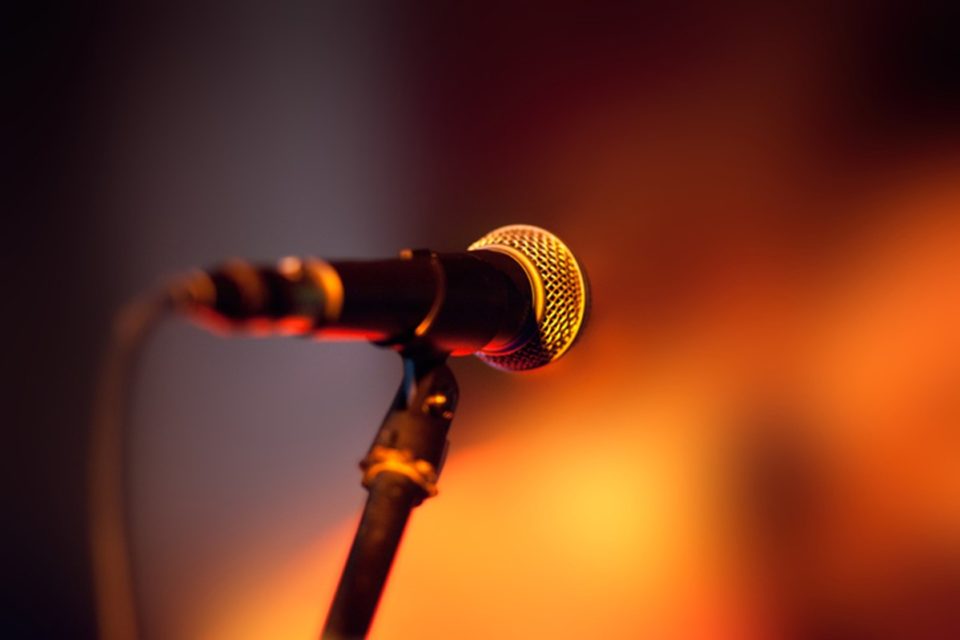 Imagem colorida: microfone de show - Metrópoles