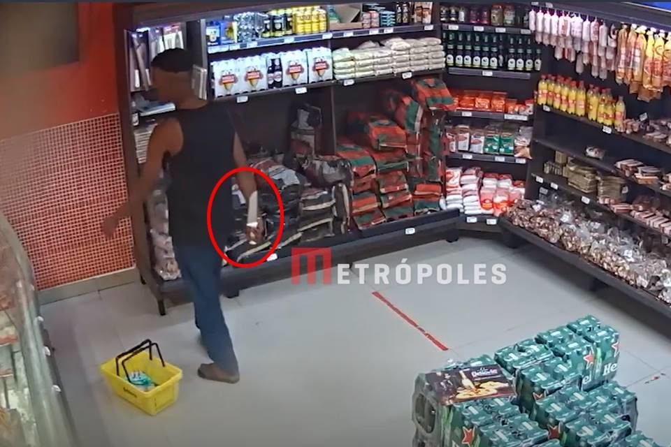 Homem persegue mulheres em mercado