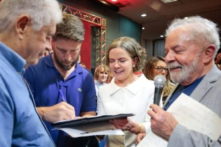 Roberto Requião e Requião Filho assinam ficha de filiação ao PT em evento com Gleisi Hoffmann e Lula no Paraná - Metropoles