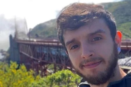 Na foto, um homem jovem posa para selfie - Metrópoles