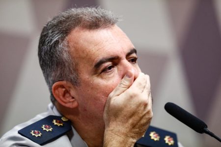 Gilmar Homem de cabelos grisalhos, com farda PMDF com a mão na boca
