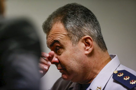 Coronel Jorge Eduardo Naime limpa lágrimas na CPI