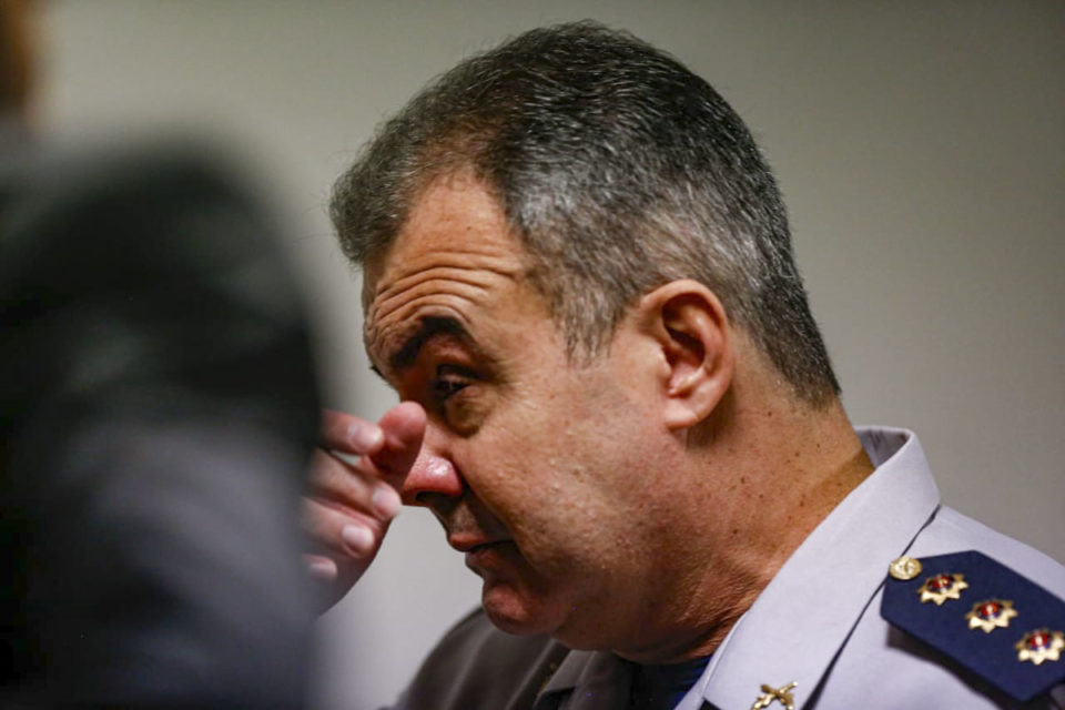 Coronel Jorge Eduardo Naime limpa lágrimas na CPI