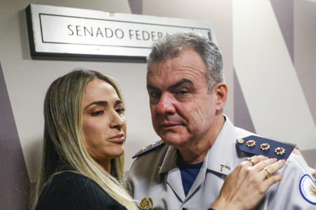 Coronel José Eduardo Naime abraça a esposa Mariana Naime após termino da CPMI 8 de janeiro - Metrópoles