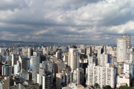 Foto colorida de prédios na cidade de São Paulo - Metrópoles