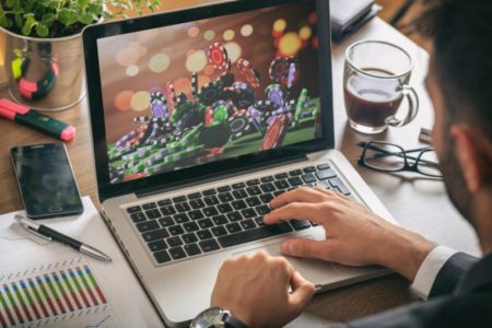 Fotografia colorida de homem jogando em cassino pelo computador-Metrópoles APOSTAS