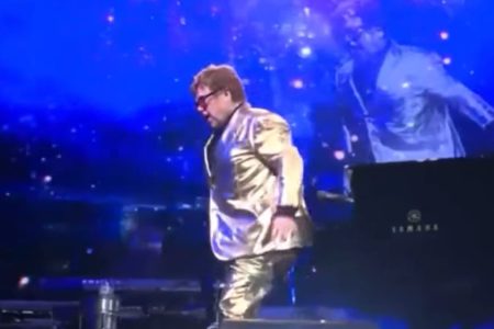 Foto colorida de Elton John no palco - Metrópoles