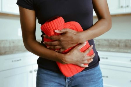 Especialista dá 5 dicas para aliviar cólicas menstruais As dores da cólica podem se intensificar no frio por conta da compressão dos vasos sanguíneos; veja como resolver