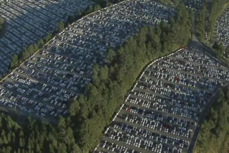 Imagem colorida do "mar de carros" em pátio da Volkswagen, em São Bernardo do Campo (SP)