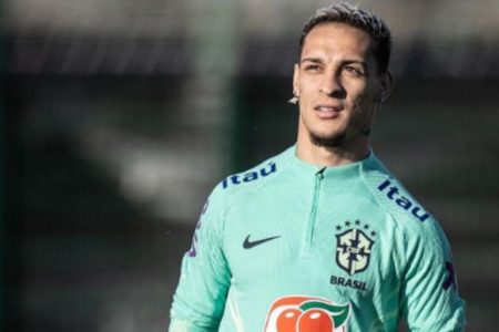 Foto colorida de Antony com o uniforme da seleção brasileira - Metrópoles