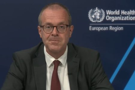 O diretor regional europeu da Organização Mundial da Saúde (OMS), Hans Kluge, advertiu nesta terça-feira (27/6) para não se "baixar a guarda" no enfrentamento à Covid