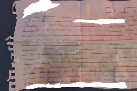 Fotografia colorida de carta de socorro que mulher enviou para escola de filho