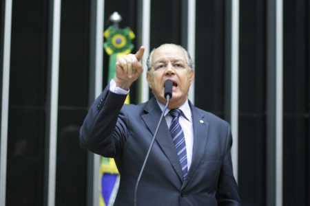 Imagem colorida do deputado Luiz Carlos Hauly
