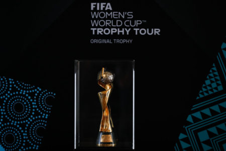 Imagem colorida de troféu da copa do mundo de futebol feminino - Metrópoles