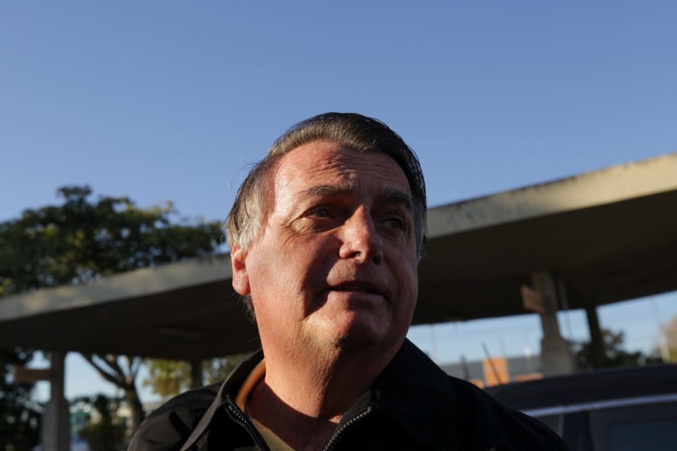 Imagem colorida mostra o ex-presidente Jair Bolsonaro no aeroporto de Brasília - Metrópoles