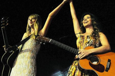 Imagem colorida de Taylor Swift e Paula Fernandes - Metrópoles