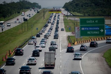 Imagem colorida mostra tráfego na Rodovia Anchieta, que liga São Paulo ao litoral paulista; previsão de que mais de 5 milhões de carros desçam a serra para o ano novo - Metrópoles