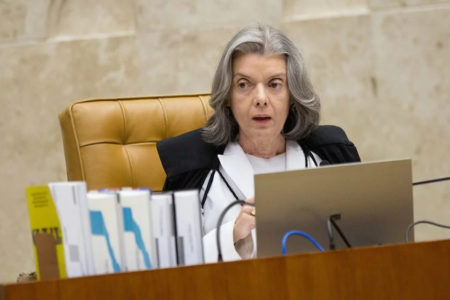 imagem colorida de Cármen Lúcia no plenário do Supremo Tribunal Federal