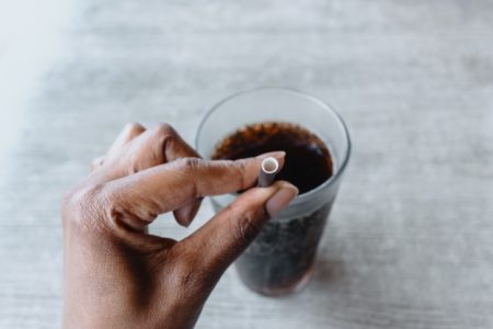 Aspartame: quais os riscos e onde está o adoçante apontado pela OMS como cancerígeno