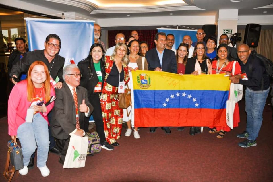 Adán Chávez, irmão de Hugo Chávez, posa ao lado da delegação venezuelana que foi ao Foro de São Paulo, em Brasília