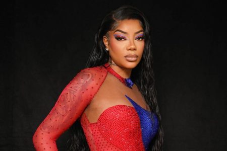 Ludmilla se apresenta no Festival de Parintins com roupa azul e vermelha - Metrópoles