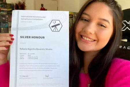 Estudante mineira ganha prata em campeonato internacional de astronomia Rafaela Silveira, 17 anos, passou por três fases na competição à distância de astronomia e respondeu a questões de alta dificuldade