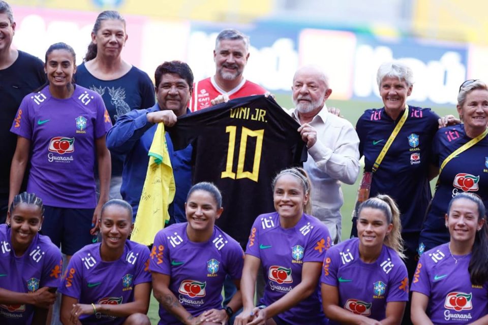 Presidente Lula entra em campo e cumprimenta jogadoras antes do treino da Seleção Brasileira de Futebol Feminino na tarde deste sábado (1/7).