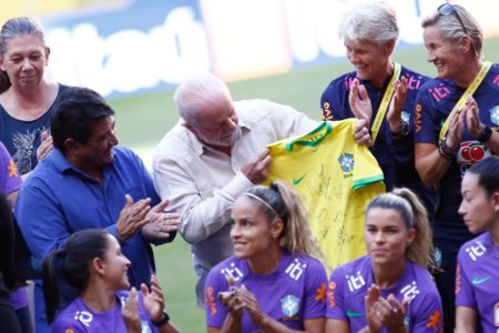 Lula com a seleção feminina de futebol