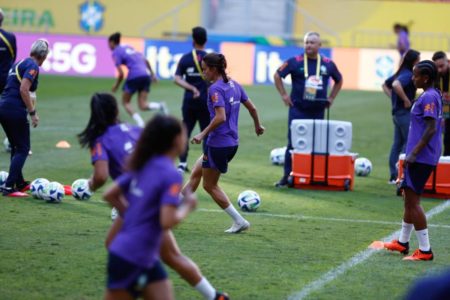 Seleção Brasileira de Futebol Feminino treina no Estádio Mané Garrincha