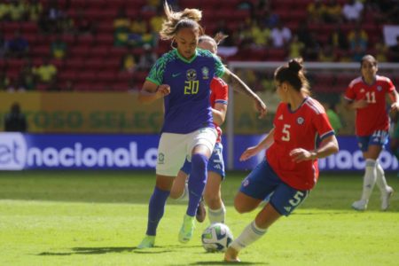 Começa a partida no Mané Garrincha e a Seleção Brasileira domina a partida