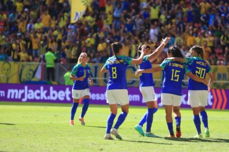 Jogadoras da Seleção Feminina de futebol em jogo do Metrópoles Sports - Metrópoles