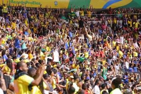 Torcida brasileira faz ôla ao redor de todo o estádio Mané Garrincha