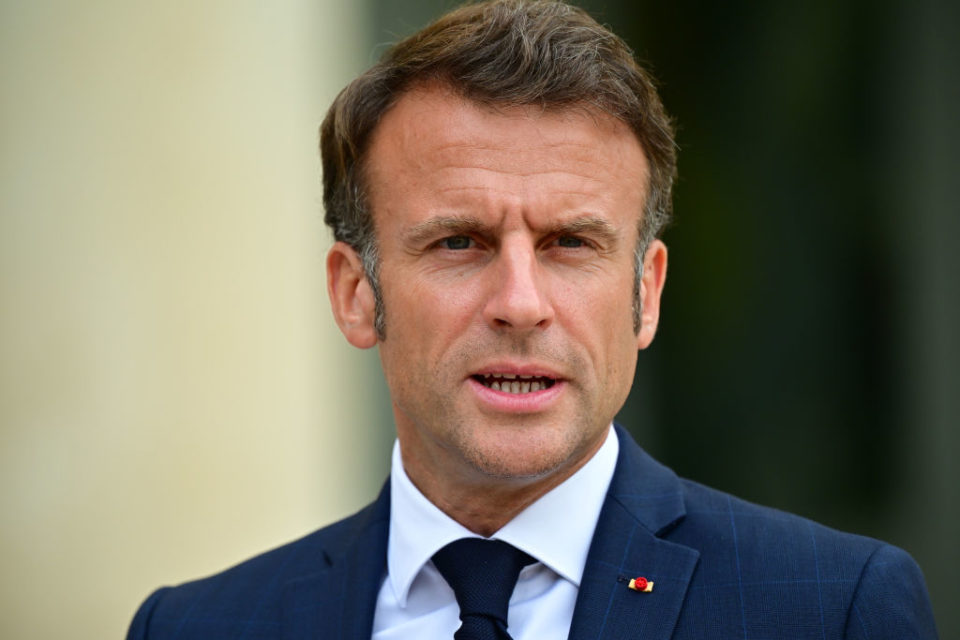 imagem colorida do presidente Macron - Metrópoles