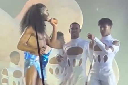 Print de um vídeo do show de Lil Nas X, em Estocolmou, na Suécia - Metrópoles