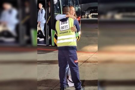 Pai e filha se abraçam no aeroporto de brasília