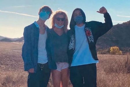 Foto colorida de Britney Spears e os filhos, Sean Preston e Jayden - Metrópoles