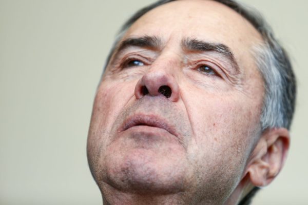 Luís Roberto Barroso, ministro do Supremo Tribunal Federal, fala à imprensa durante velório do jurista Sepúlveda Pertence -metrópoles