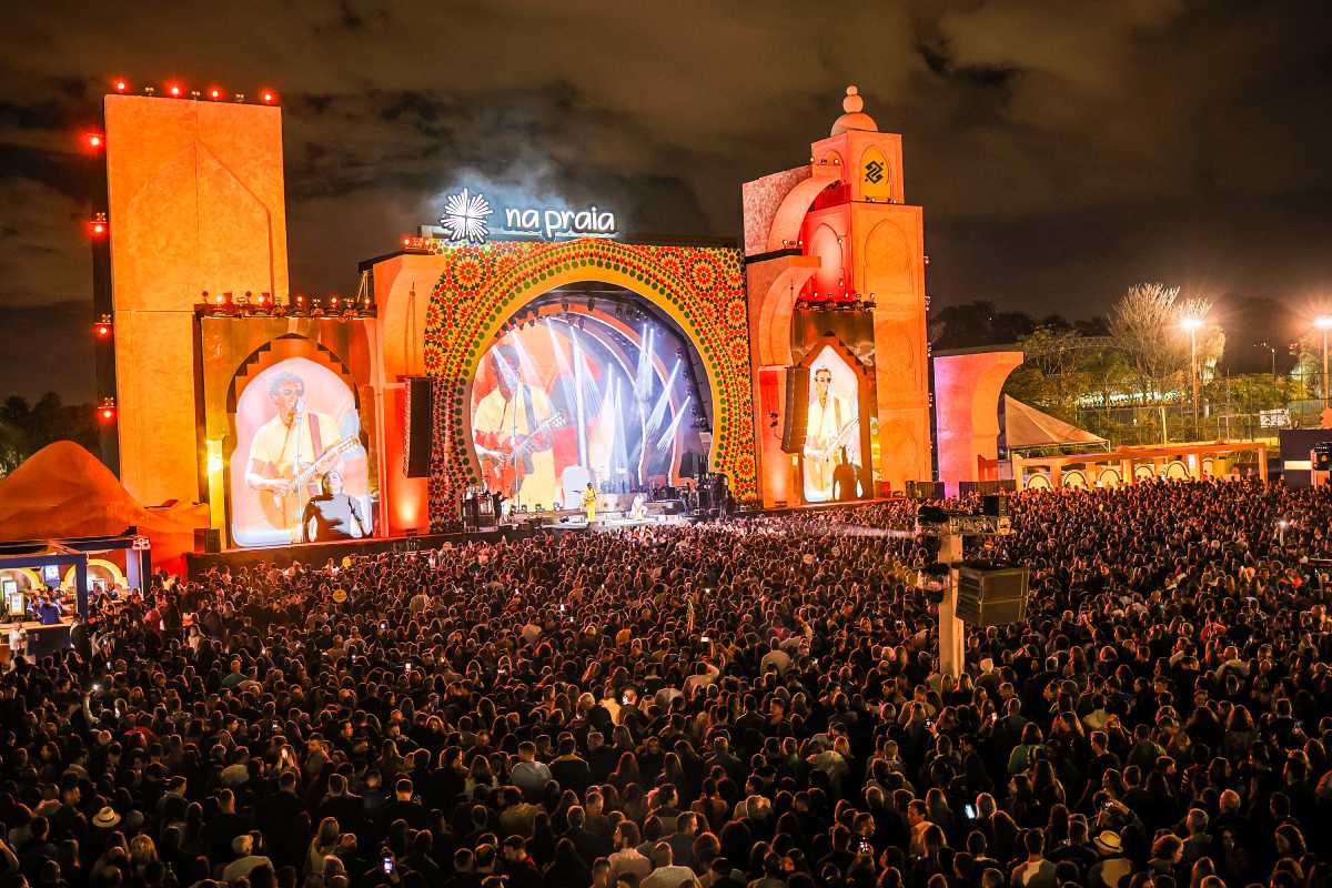 Fotografia colorida mostrando palco de festival Na Praia-Metrópoles