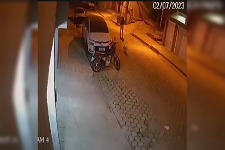 Mulher é atingida por carro