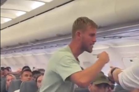 Imagem mostra homem que tentou abrir a porta de avião - Metrópoles