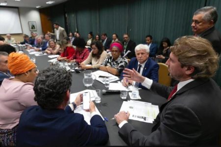 Foto colorida da reunião da bancada do PT na Câmara dos Deputados sobre reforma tributária - Metrópoles