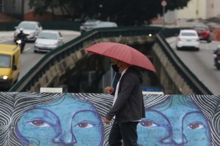Imagem mostra pessoa com guarda-chuva em dia frio em São Paulo - Metrópoles