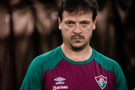 Fernando Diniz em foto colorida com a camiseta do Fluminense