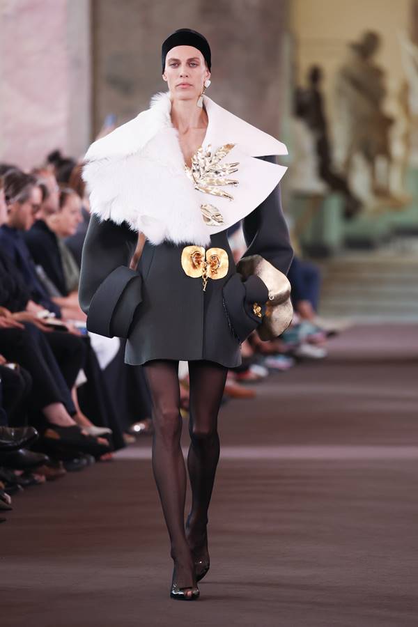 Na passarela da Schiaparelli, modelo usa look volumoso em preto e branco- Metrópoles