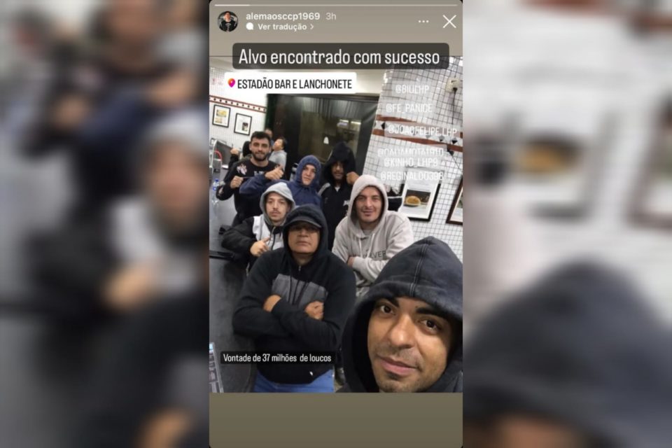 Suspeitos de agredir o jogador Luan, do Corinthians, posam para foto em lanchonete em São Paulo