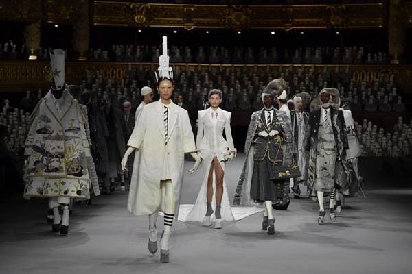 Modelos em palco de desfile usando looks em branco, preto e cinza - Metrópoles