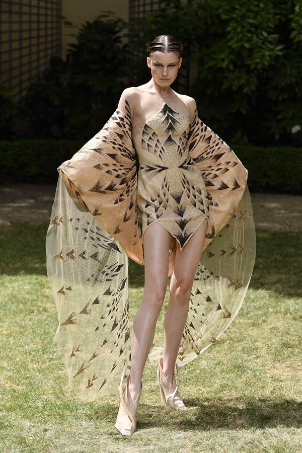 Modelo usa look nude com estampa e detalhes de transparência - Metrópoles