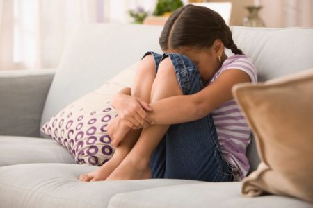 Depressão na infância e adolescência: veja quais os sinais de alerta A depressão se manifesta de maneira diferente em crianças e adolescentes, e comumente é confundida com características de cada geração