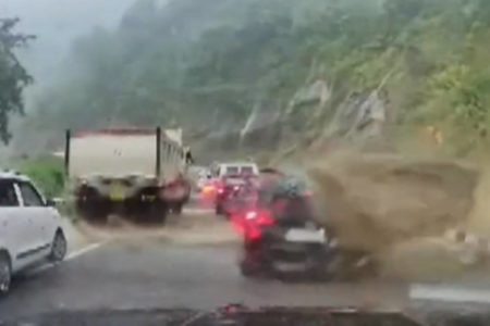 Imagem mostra o momento em que pedra gigante atinge dois veículos - Metrópoles